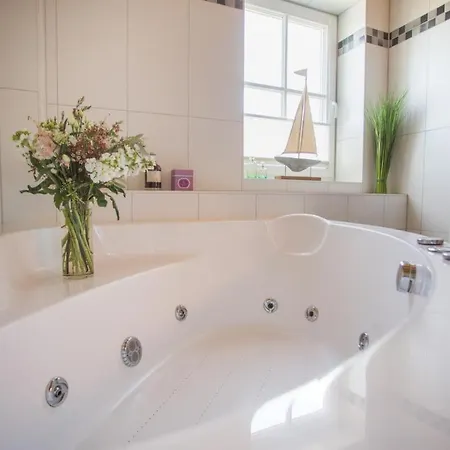 Apartment Hellinghus - Mit Sauna, Whirlpool Und Kaminofen Fuer Bis Zu 6 Personen - Haustiere Herzlich Willkommen, Direkt Am Hafen Von Greetsiel