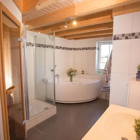 Hellinghus - Mit Sauna, Whirlpool Und Kaminofen Fuer Bis Zu 6 Personen - Haustiere Herzlich Willkommen, Direkt Am Hafen Von Greetsiel